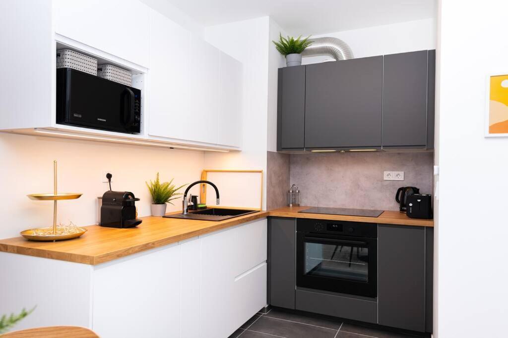 Chic207 Retreat: Modern 1br Gem With Parking By Nw Apartment Budapest
