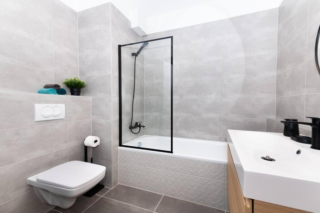 Apartment Chic207 Retreat: Modern 1br Gem With Parking By Nw Budapest