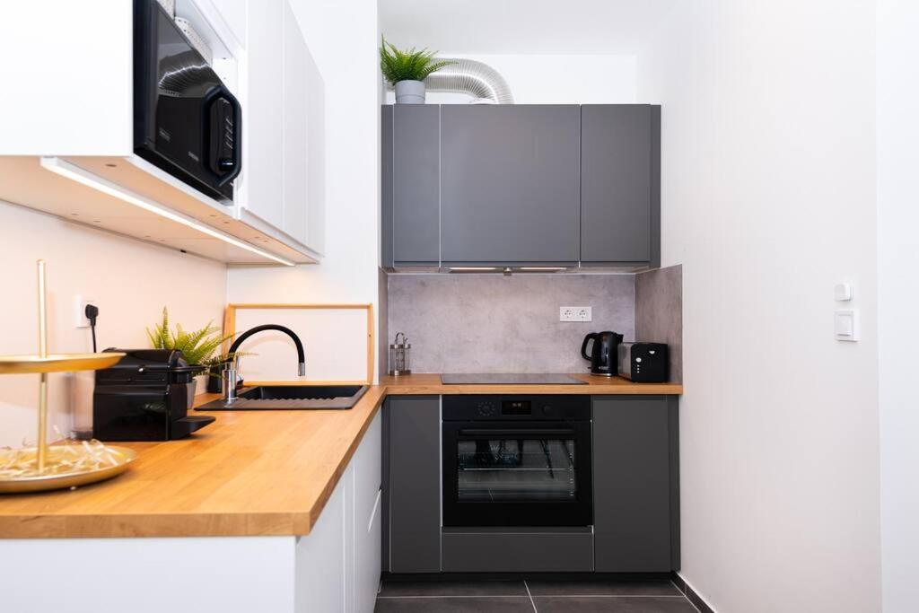 Chic207 Retreat: Modern 1br Gem With Parking By Nw Apartment Budapest